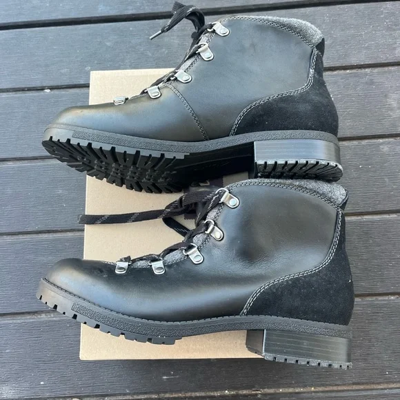 Clarks Boots Women's 9.5 Black Hiking Lace Up cushion comfort store display - Picture 1 of 15